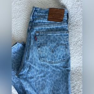 Levi’s Cropped Jeans with Leopard Pattern Detail
